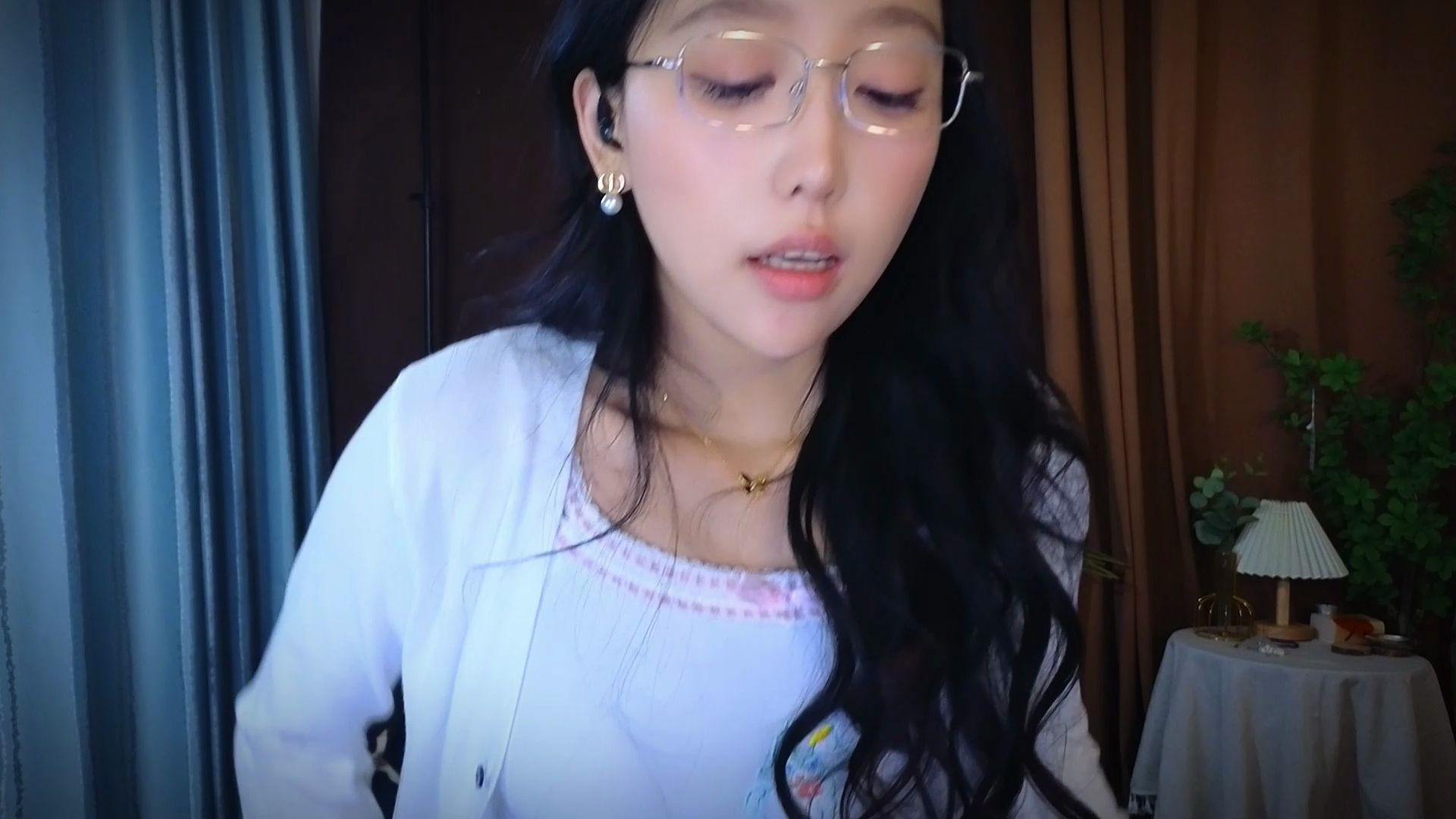 酥酥学姐暴力舔耳